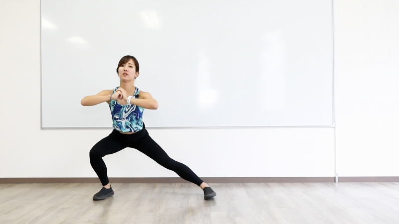 足踏みサイドランジのやり方2　横に大きく踏み込んで体を下げる