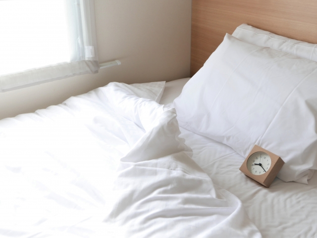 朝日の差し込む寝室