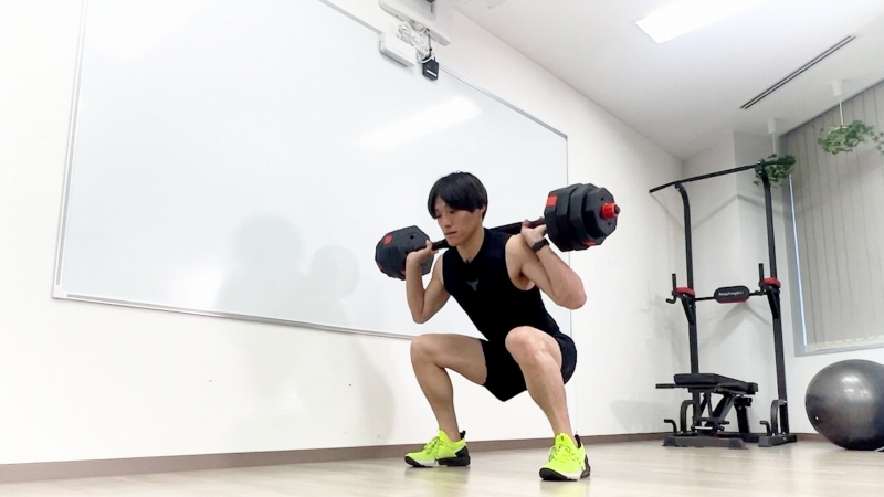 バーベルスクワットのやり方　膝がつま先より前に出ないようにして、お尻をまっすぐ下げる