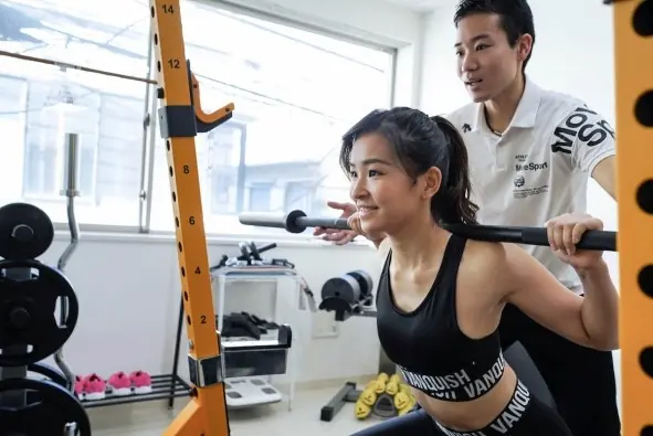 ELEMENT三軒茶屋本店でトレーニングを受ける女性の写真