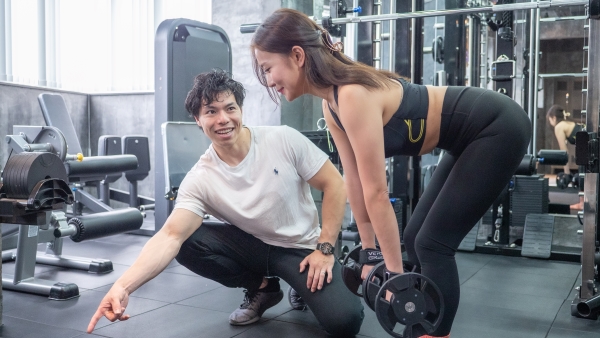 世田谷区のパーソナルジム4Fのパーソナルジムでトレーニングを受ける女性の写真
