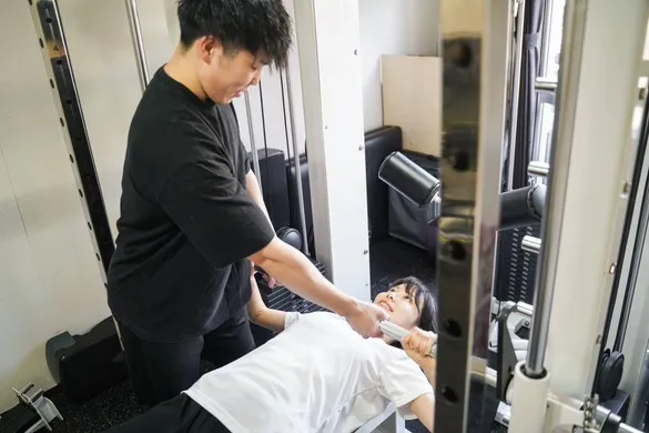 代々木のFitwaGYMでトレーニングを受ける女性の写真"