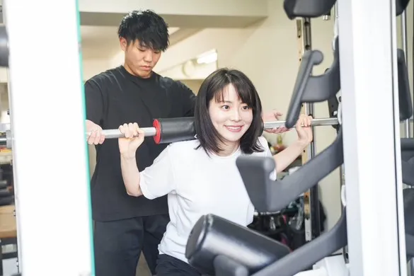 代々木のFitwaGYMでトレーニングを受ける女性の写真