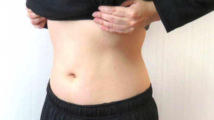 腹筋割れ　ぽっこりお腹
