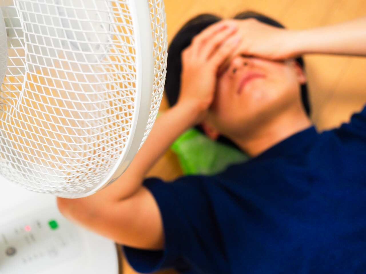 なぜ暑い日は眠くなる？睡眠不足だと熱中症になりやすいってホント？医師に聞いた「猛暑と体のメカニズム」まとめ