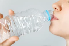 ペットボトルの水で水分補給をする口元