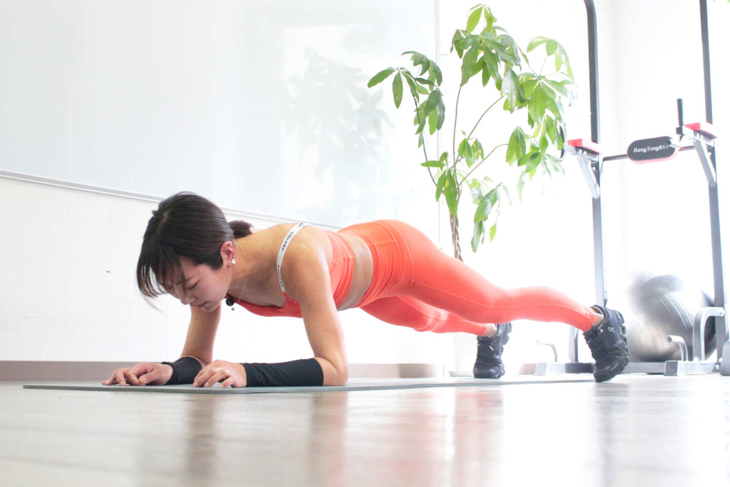 3分でお腹が変わる！足パタパタ×プランクで体幹を一気に引き締め