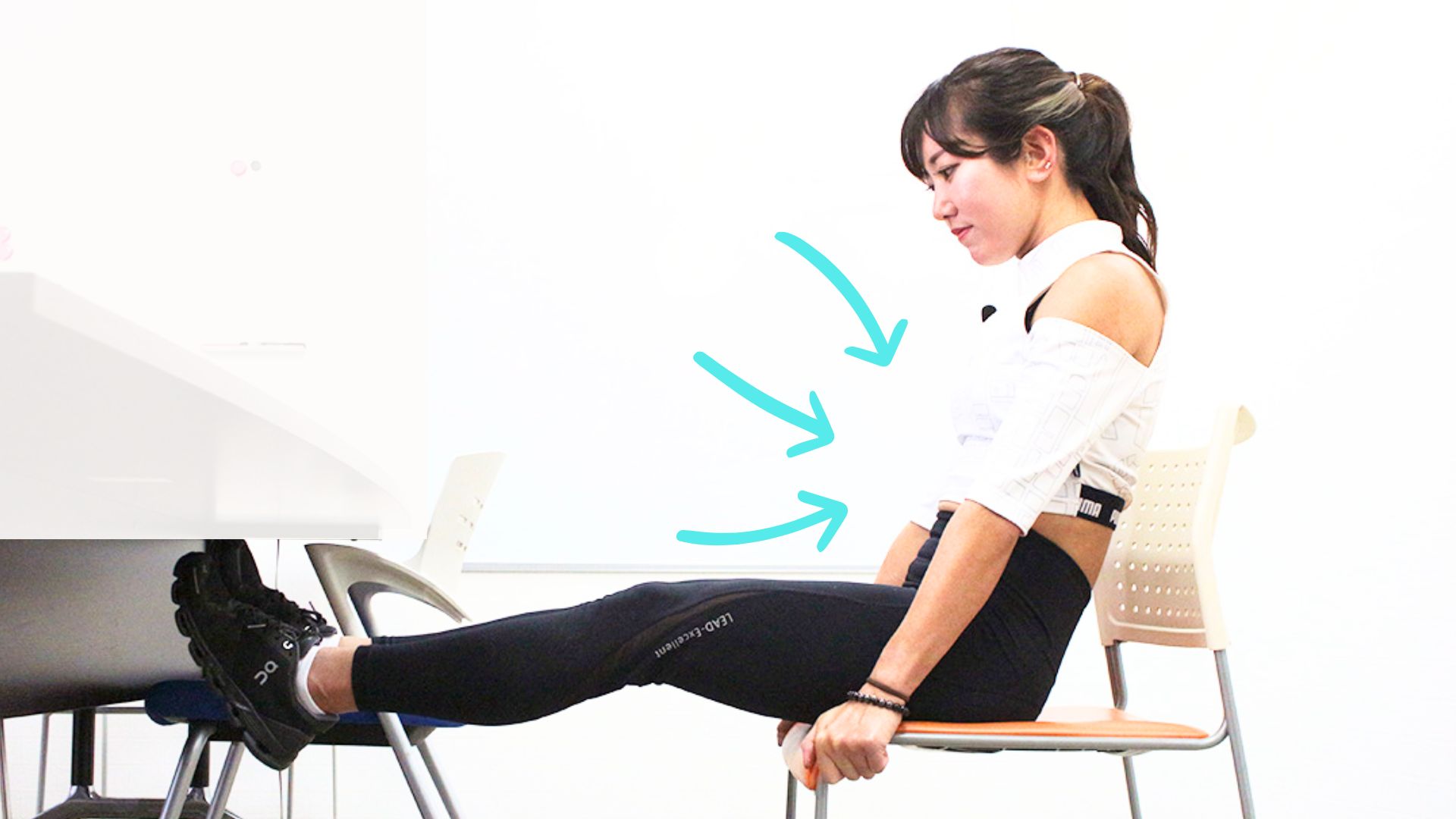 座りながら腹筋