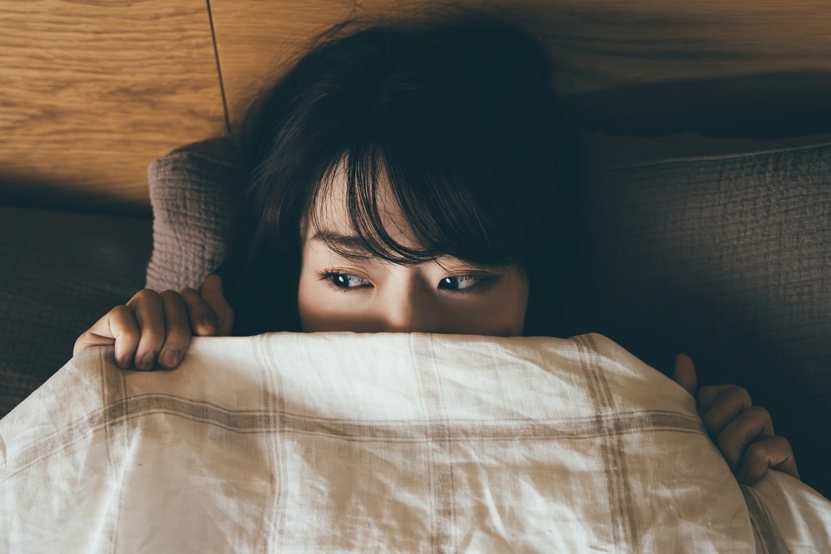 寝たいのに眠れない…原因は“考えすぎ”。今夜からできるリセット方法