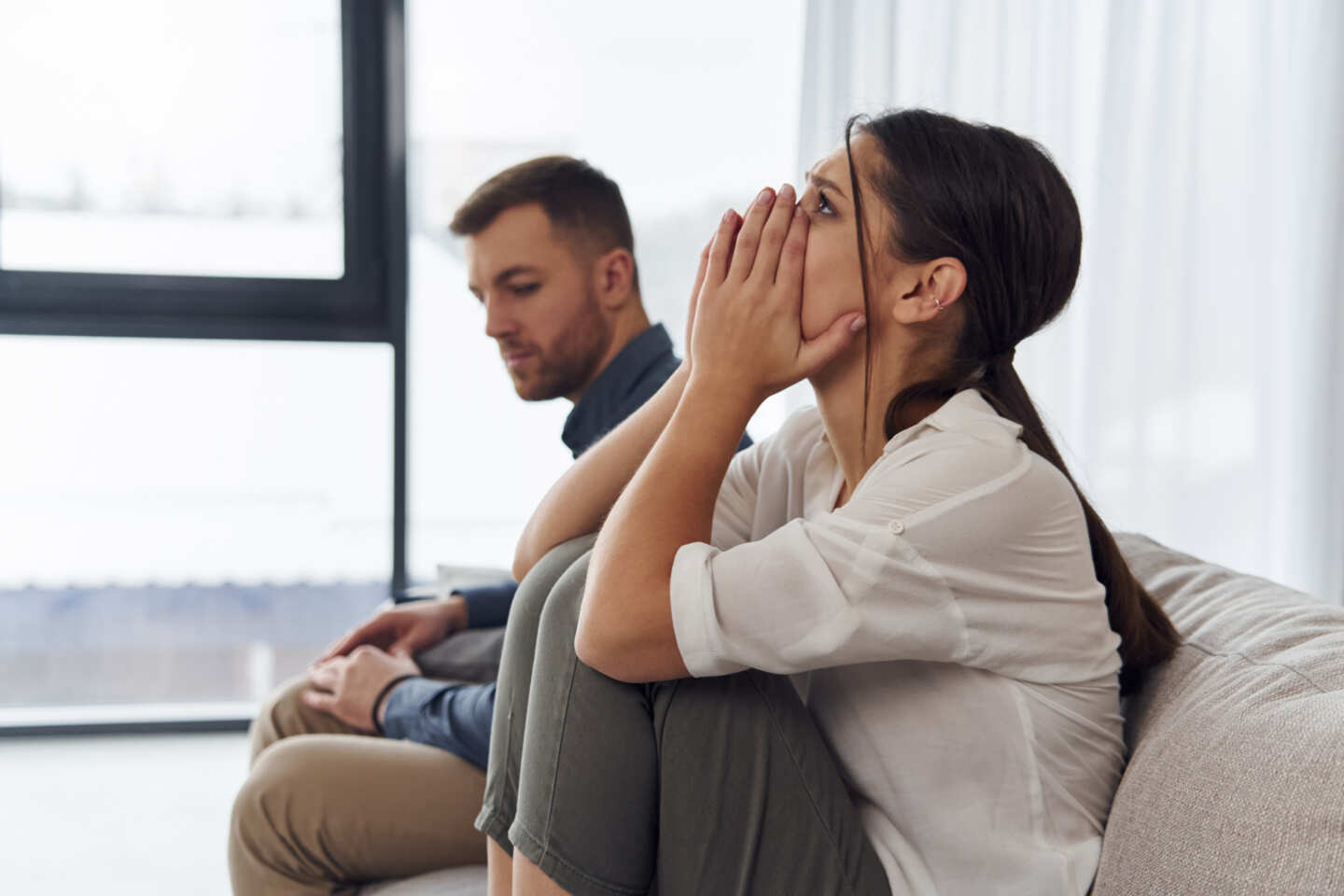 「モラハラする父親がいた家庭」で育った人の特徴とは。大人になってどんな影響が出やすい？