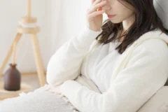 生きづらさを感じて悩む日本人女性