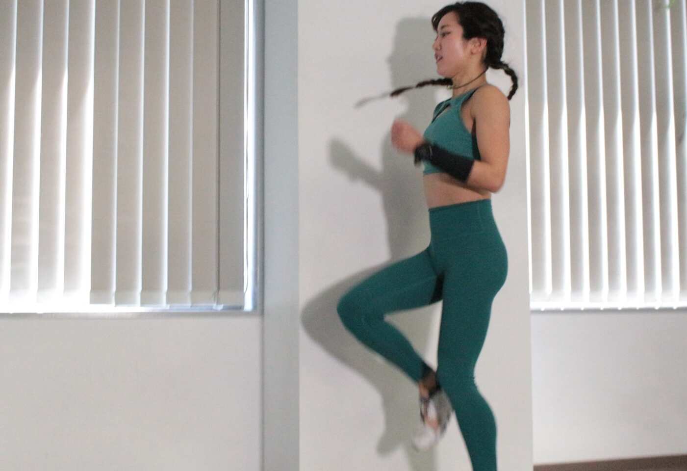 「足踏み」で体脂肪を落とす！外に出なくても脂肪燃焼できる【1日8分×週3】