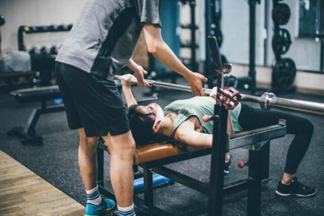 パーソナルジムで運動する女性