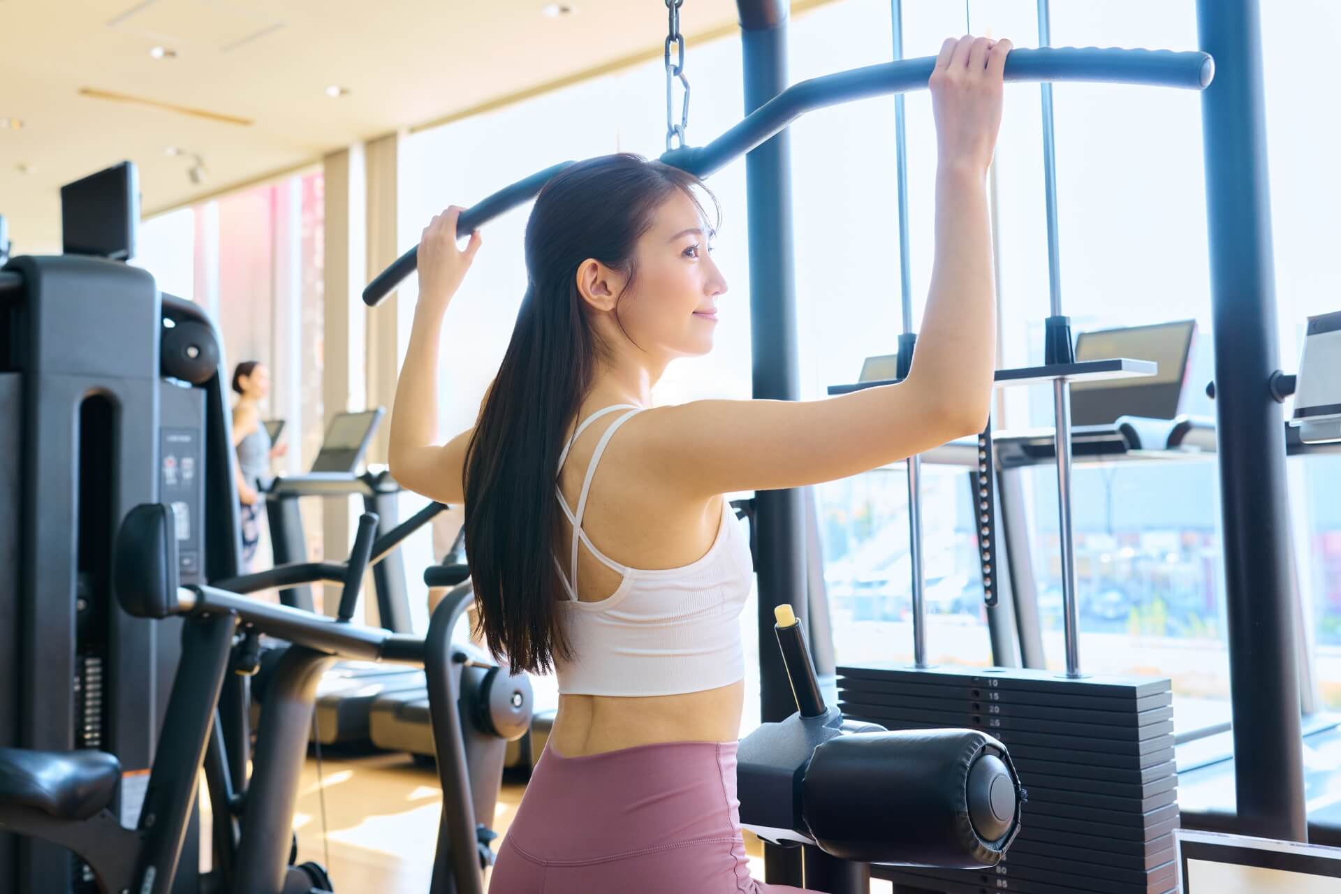 女性専用ジムで運動をする女性