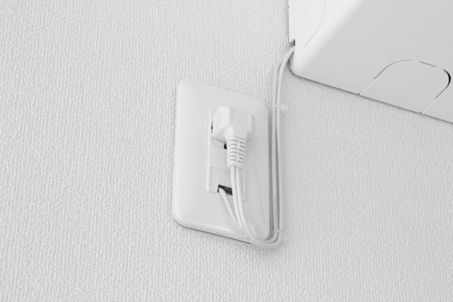 エアコン、使わない時にはコンセントを抜いたほうがいい？プロが解説