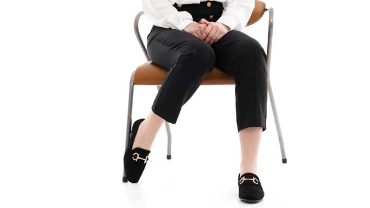 座ると足が開く