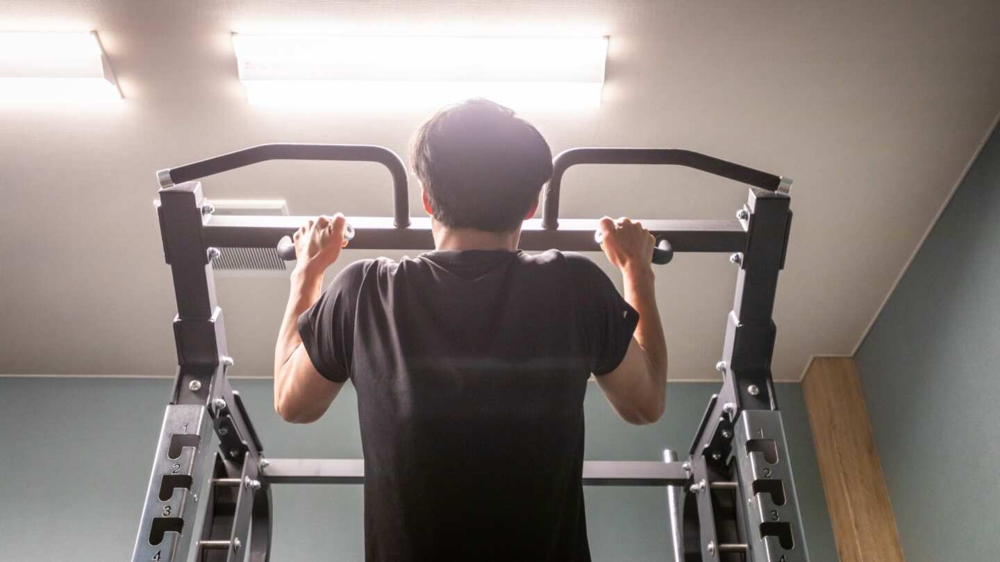 懸垂を毎日30回できる人はどれくらいすごい？回数別レベルと体の変化を解説