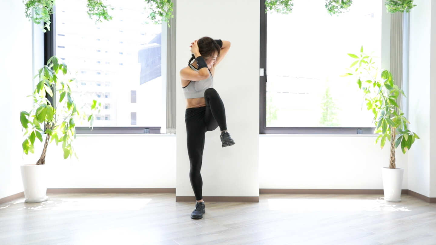 【1日2分】立ったままでOK！超シンプル腹筋でお腹をギュッと引き締める