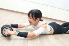 本気でお腹を割りたい人のための「腹筋ローラー4種目＋ストレッチ」