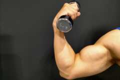 年を取ると「どんどん落ちていく筋肉」はどこ?トレーナーが解説