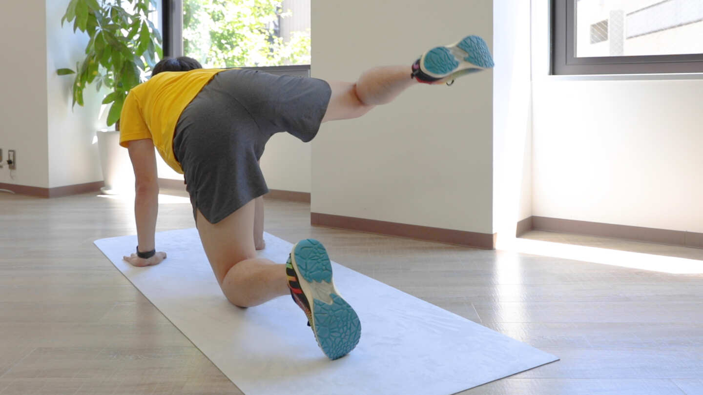 足の付け根を動かして、ガチガチの股関節まわりを柔らかくしよう［トレーナー監修］