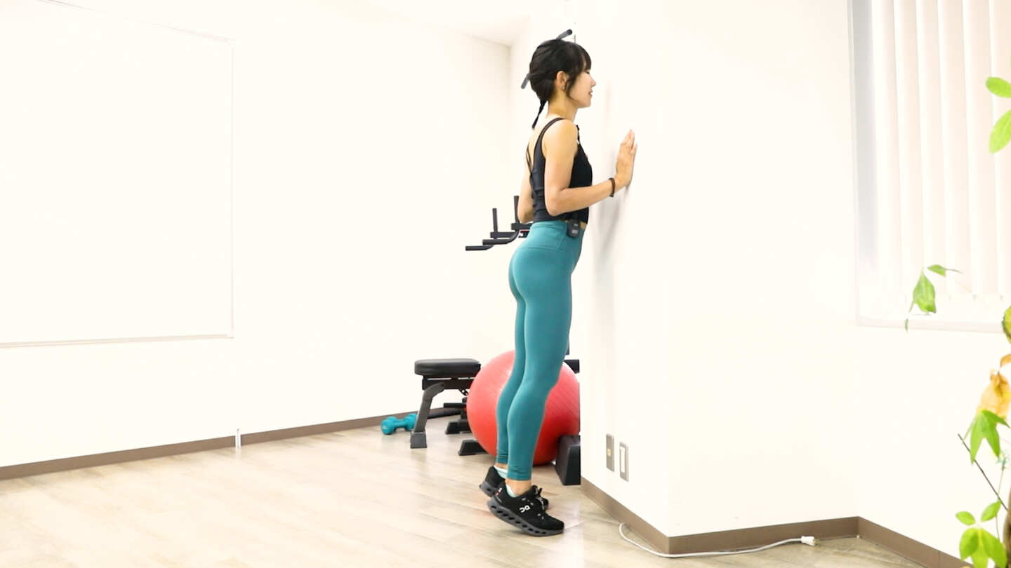 「カカトを上げ下げ」するだけ！ガチガチ足首を柔らかくする＆ふくらはぎも鍛える