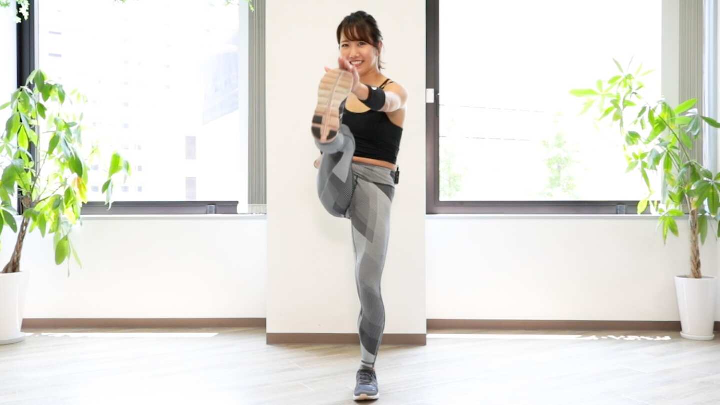 立ったままOK。8分で縦スジをつくる腹筋6種