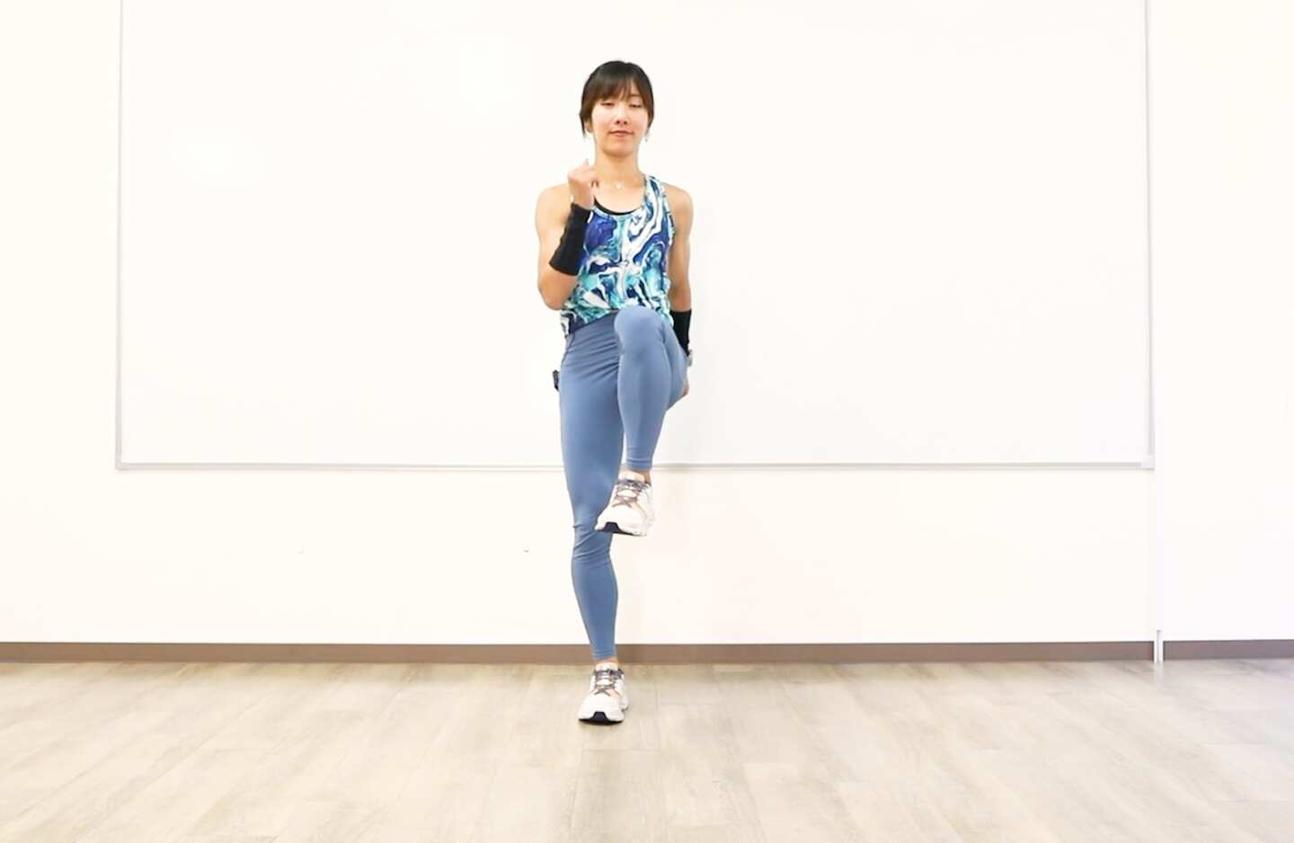 【足踏みエクササイズ】1日8分の“室内ウォーク”！「足踏み＋上半身」で全身を動かす