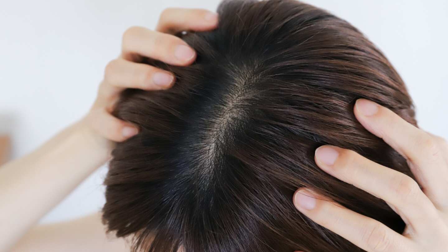 頭皮マッサージを続けた結果どうなる？1カ月で起こりやすい変化と“期待しすぎないポイント”を医師が解説