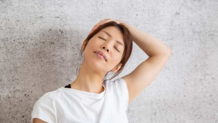 1. 首倒し＋肩固定ストレッチ