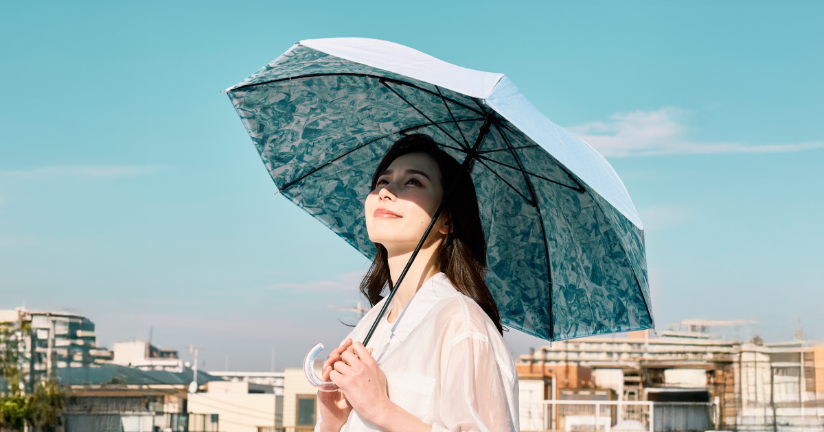 「持ち歩ける日陰」の異名を持つ日傘、さらに進化！なんと最大33.9℃差