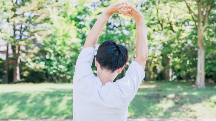 背伸び