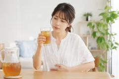 麦茶を飲み過ぎるとどうなる？胃や肝臓への影響と意外なデメリット