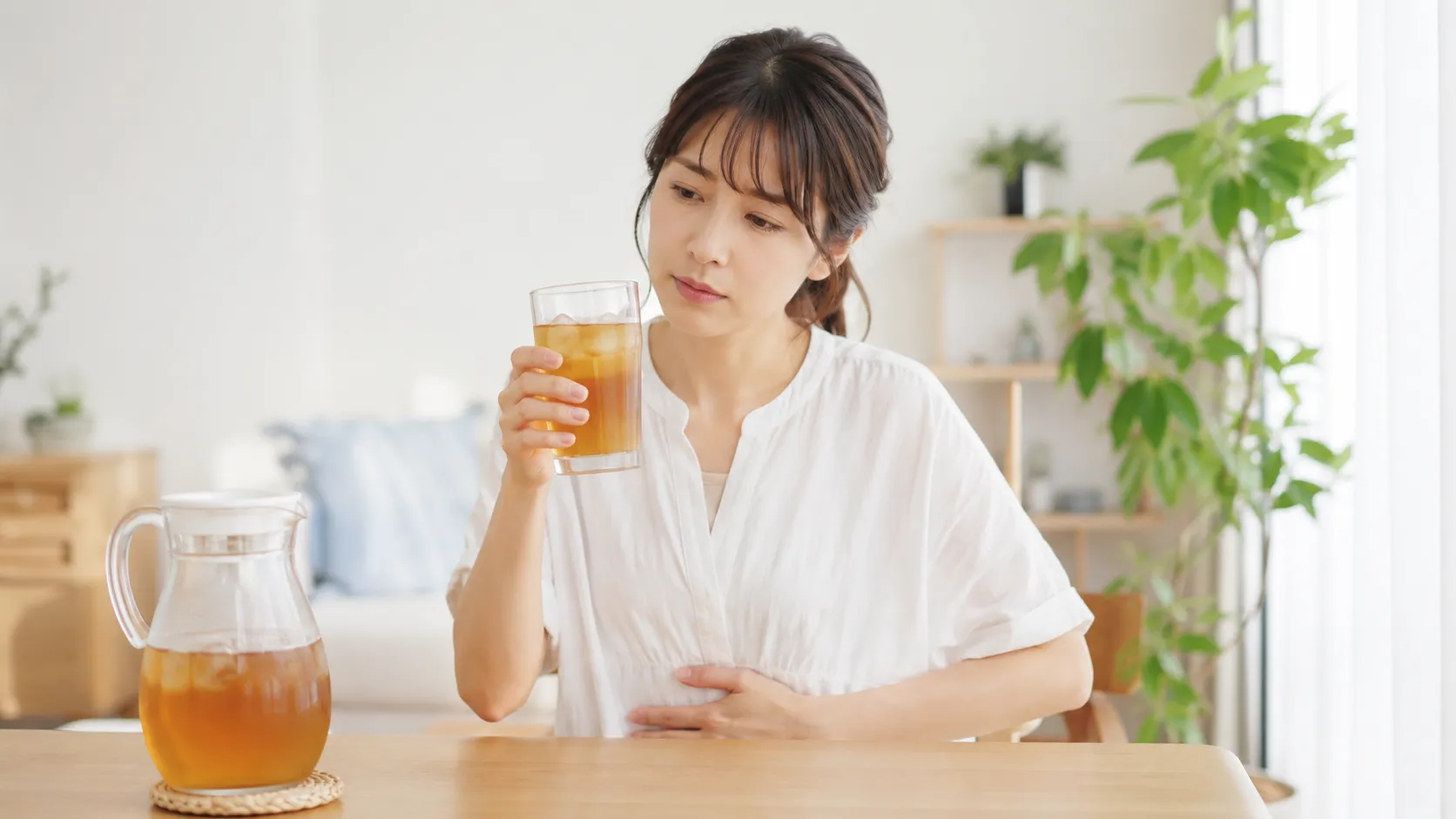 麦茶を飲み過ぎるとどうなる？胃や肝臓への影響と意外なデメリット
