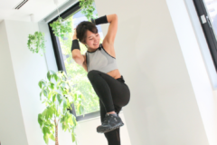 立ち腹筋を毎日1分、1週間は続けてみて！お腹を使う感覚に慣れて、変化を実感しやすいからおすすめ