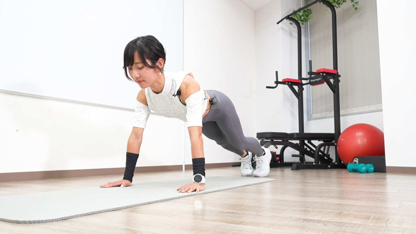 毎日30秒！腕を伸ばしたプランク、1か月続けるとどうなる？