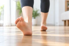 「かかと歩き」を毎日続けるとどうなる？1週間～1か月で期待できる変化